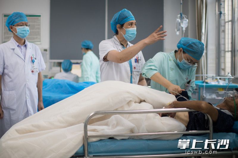 在长沙市第四医院急诊急救中心，黄艳正和团队一起对病人进行救治。