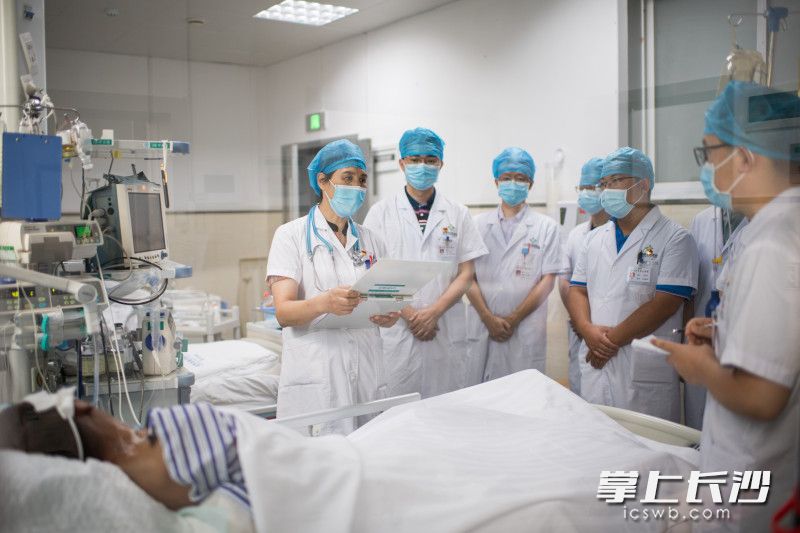 在长沙市第四医院急诊急救中心ICU病房，黄艳正和团队进行查房。