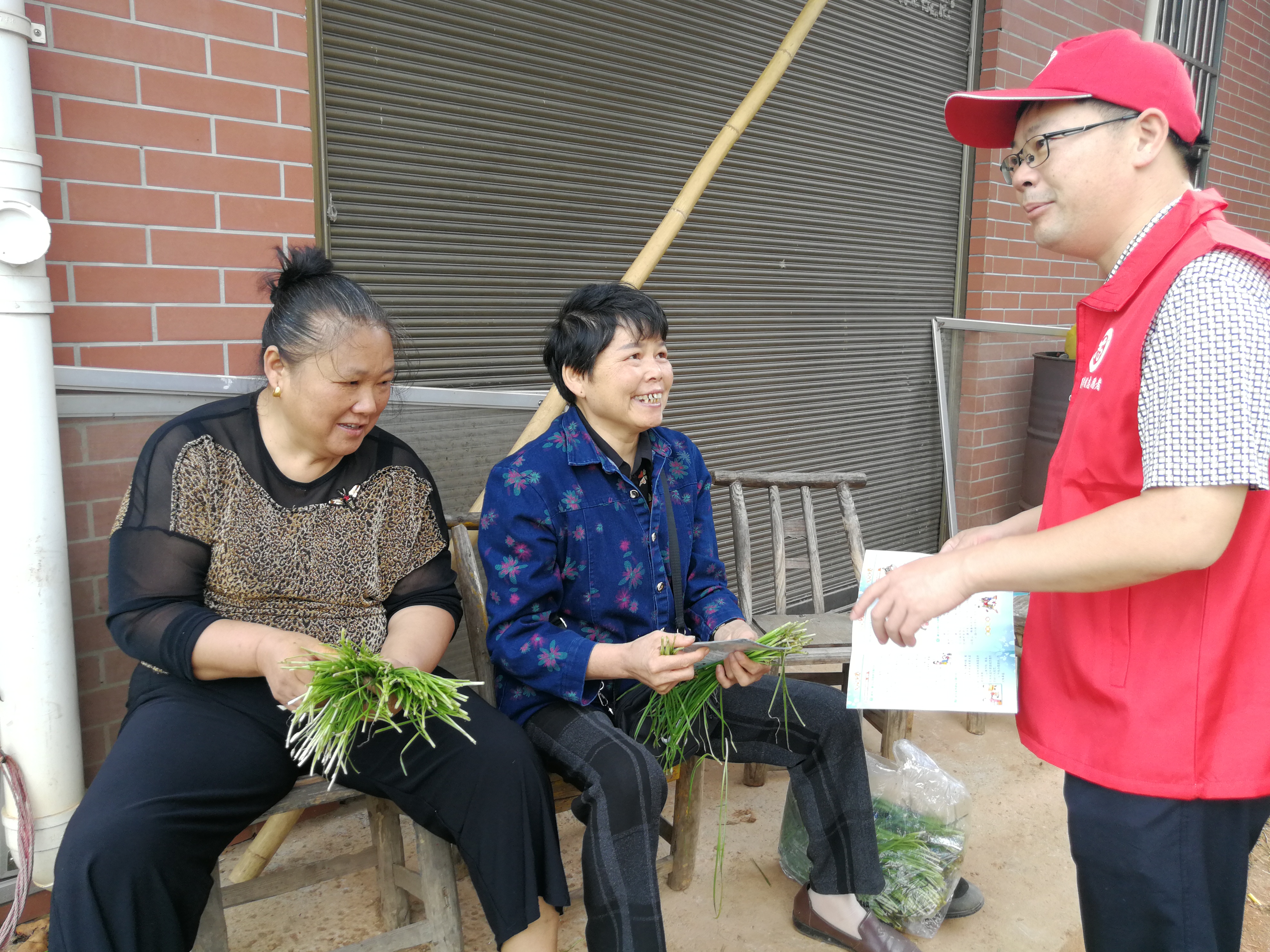 党员干部带头走街串巷集中进行环境整治，夏铎铺镇人大主席杨望伟正在给居民发放文明创建宣传资料。长沙晚报全媒体记者 张禹 摄