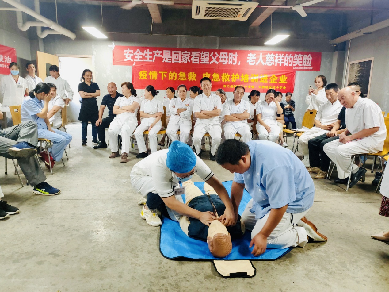 专家现场手把手教职工和居民急救技能。 通讯员 李珊 摄