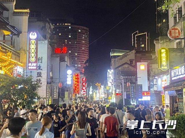 太平街在深夜依然活色生香、人头攒动。