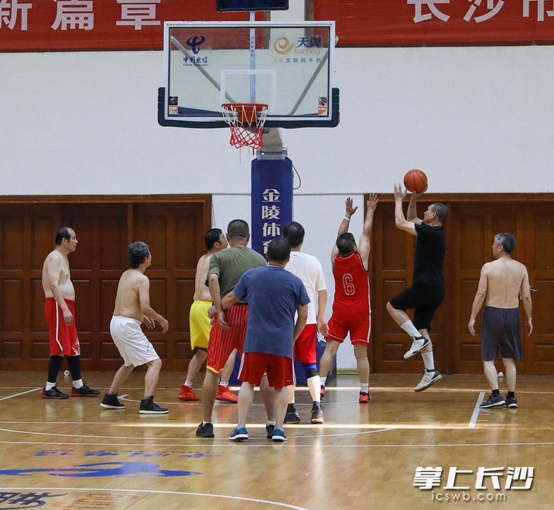 今年已经73岁的李界选不惧防守突破上篮，身手还是“从前那个少年”。长沙晚报全媒体记者 周数邑 摄