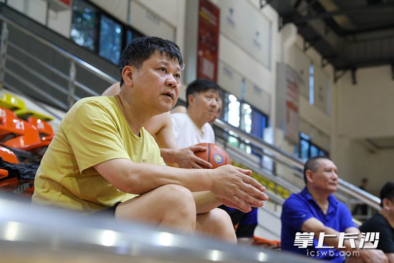 队员们坐在场边观战。长沙晚报全媒体记者周数邑摄
