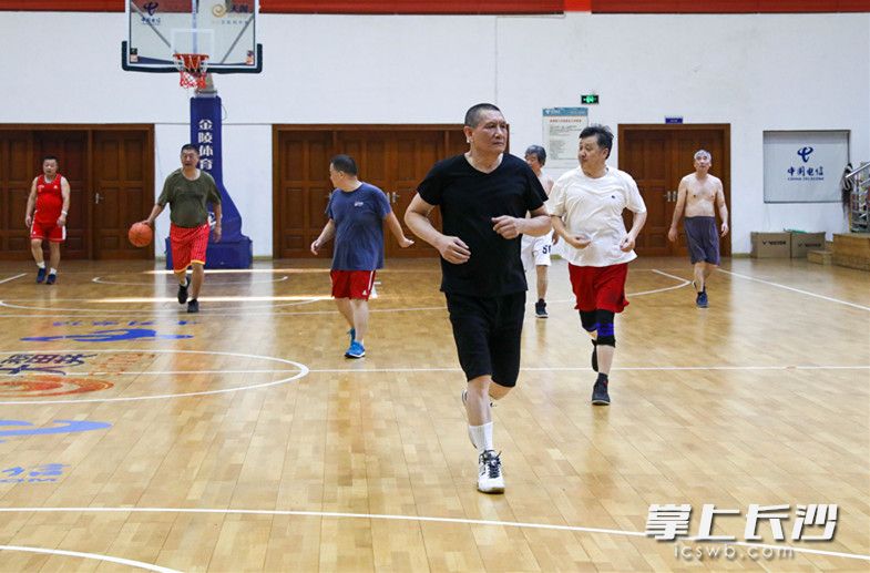 队员正在运球进攻。长沙晚报全媒体记者 周数邑 摄