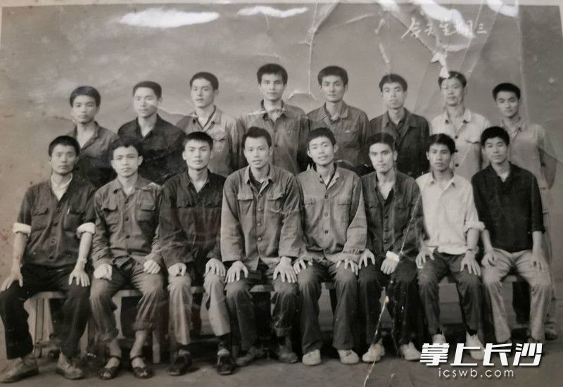 在“星期三”篮球队旧照上，清晰地标注着“今天星期三”几个字。周新生 供图