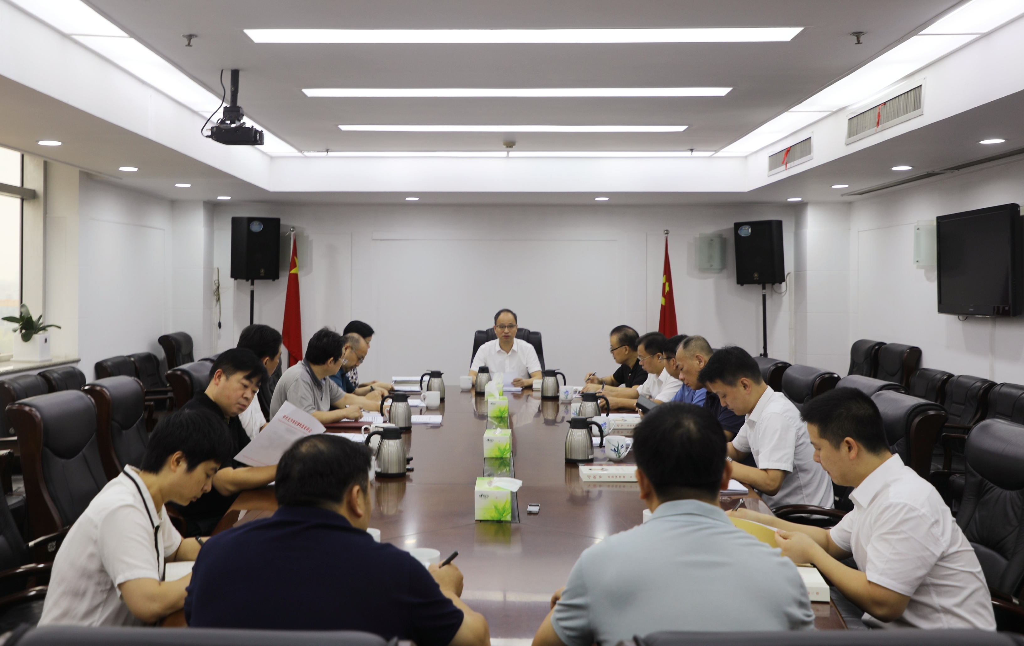 市纪委常委会理论学习中心组开展2020年第八次集中学习。通讯员 邓纪欢 供图