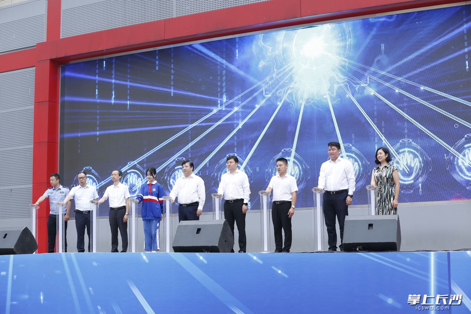 省委宣传部副部长、省委网信办主任周湘宣布2020年国家网络安全宣传周暨第六届“湖湘杯”网络安全技能大赛洞庭决赛正式启动，出席嘉宾共同按动启动柱。图片均由天心区委网信办供图。