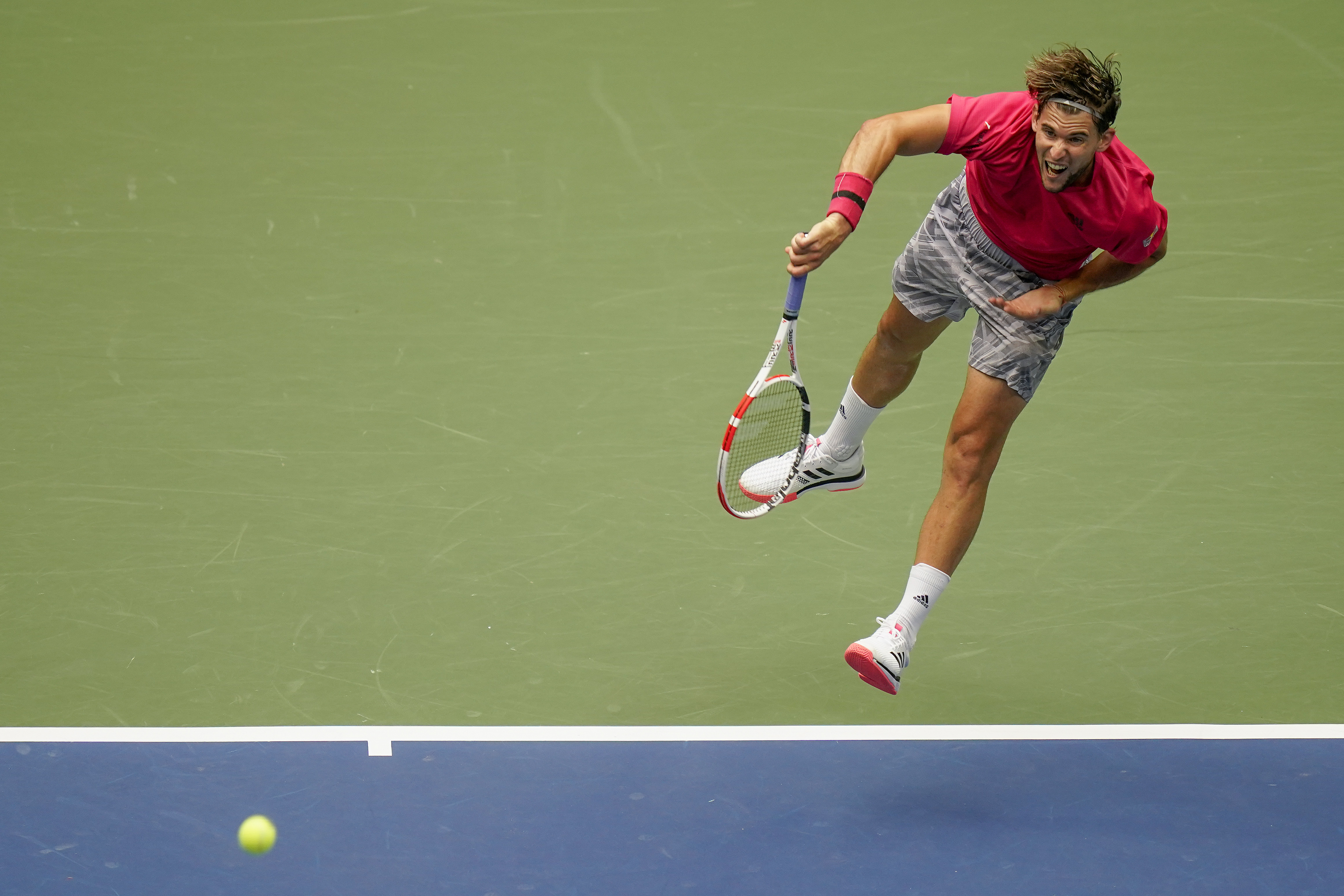 蒂姆在比赛中发球。新华社发