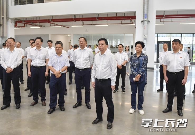 代表团在舍弗勒湘潭基地考察企业生产情况。长沙晚报全媒体记者 余劭劼 摄