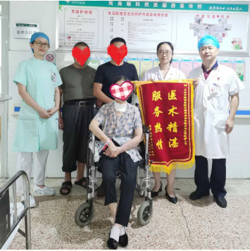 家住宁乡花明楼的黄爹爹推着他的老伴刘娭毑将一面锦旗送到长沙市第四医院耳鼻喉科。长沙晚报通讯员 梁丹 供图