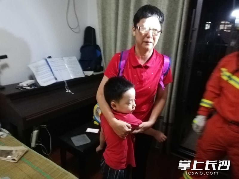 男童获救后，姥姥将他抱在怀里。