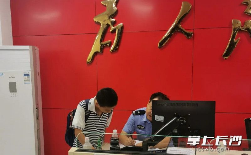 马坡岭派出所值班民警认真接待了王琪霖同学。东风小学供图