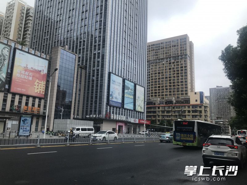 车站路人民路至解放路路段恢复双向通行后，道路更宽阔，行车有秩序。长沙晚报全媒体记者 张洋子 摄
