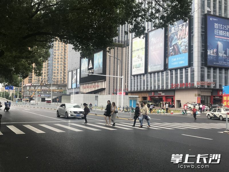 重新描绘的斑马线十分清晰，往来行人过街有秩序。长沙晚报全媒体记者 张洋子 摄