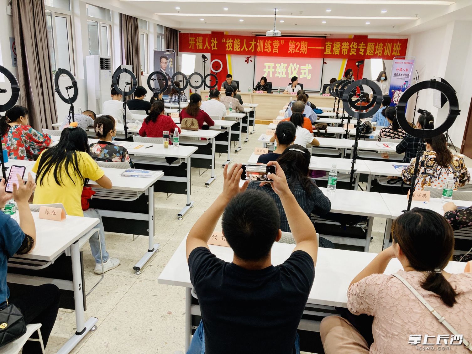 有专业导师培训，马栏山产业支持，开福区的居民学当网红带货有底气。 全媒体记者 李卓 摄