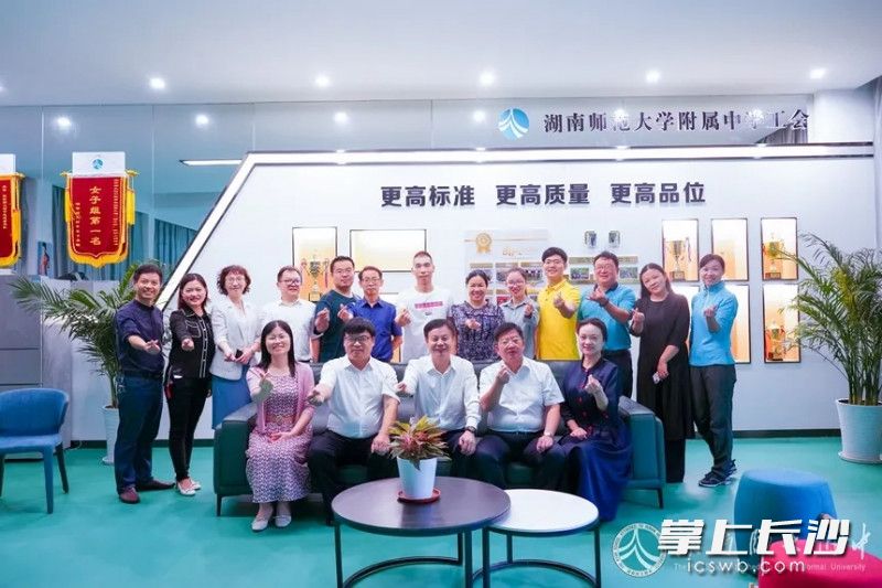 学校努力创造温馨的环境，从而更加舒心安心地投入教学工作。