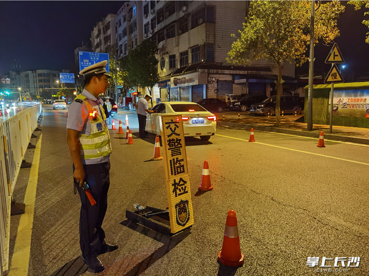 浏阳交警多处设点查酒驾。通讯员 陈辉 供图