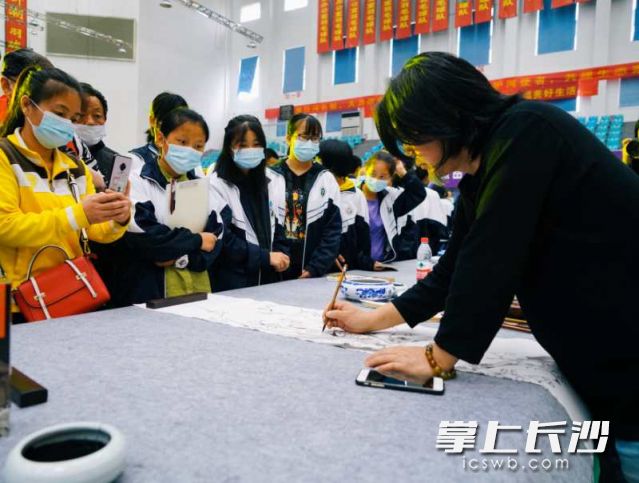 书画家泼墨挥毫。均为主办方供图