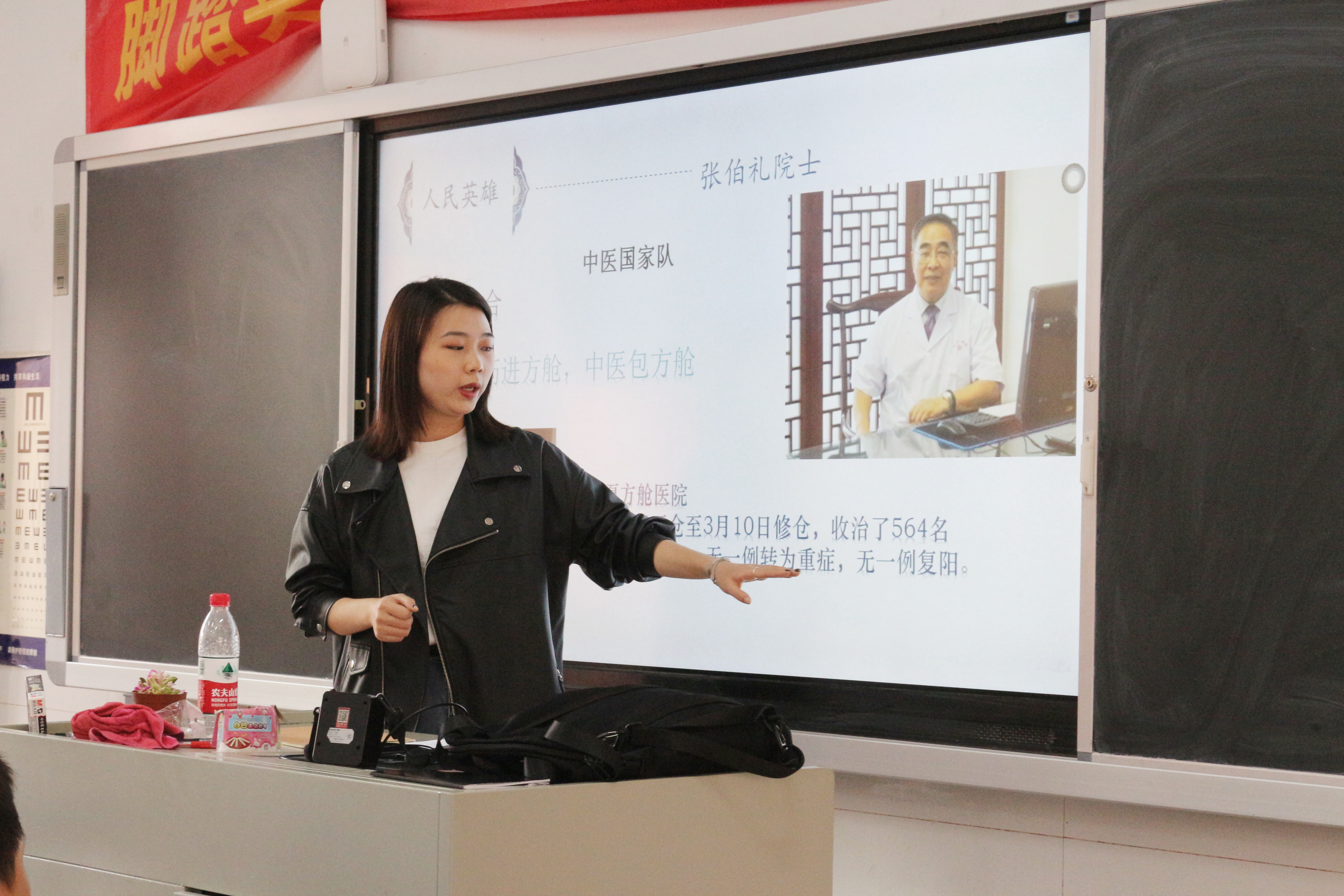 湖南中医药大学的老师正在讲授中医文化课——《中医药与中国文化》。通讯员王晨晨 刘金桥 摄