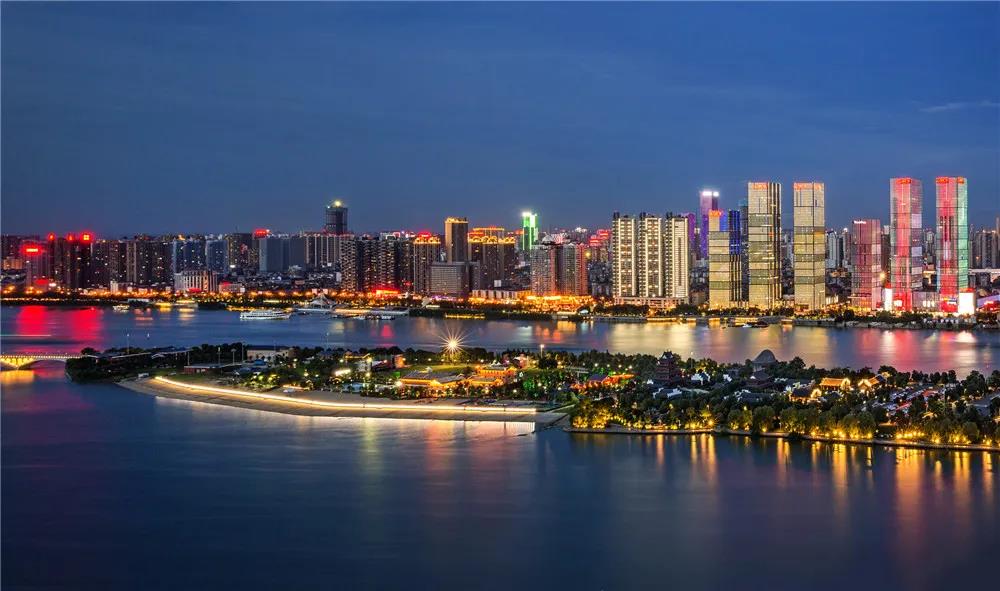 长沙美丽的夜景下是“夜经济”的繁荣。