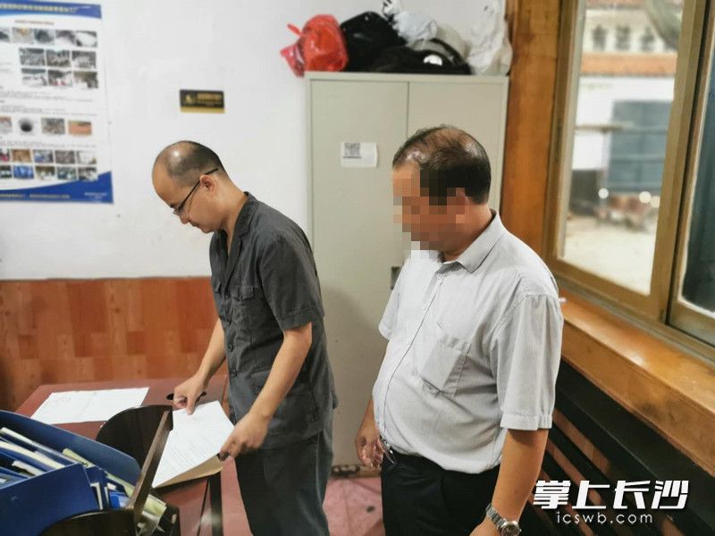 执行法官查阅账目，并准备对被执行人采取拘留措施。宁乡法院供图