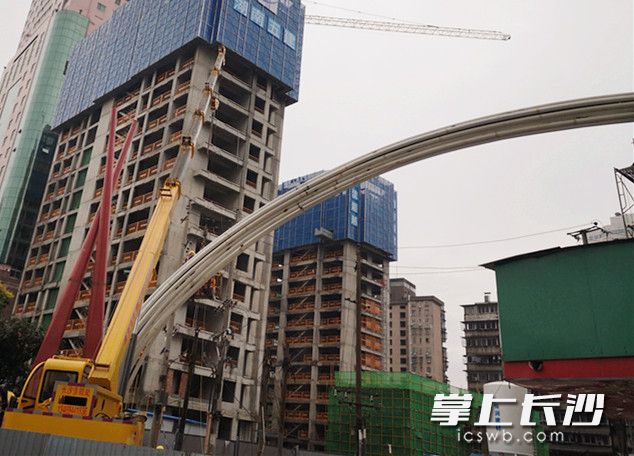 入街口的米粉和筷子造型正在安装。长沙晚报全媒体记者 周和平 摄