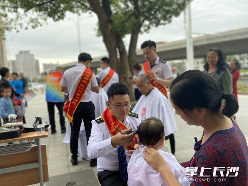 作为首批“储户”，社区的一家美发店为居民群众免费理发。