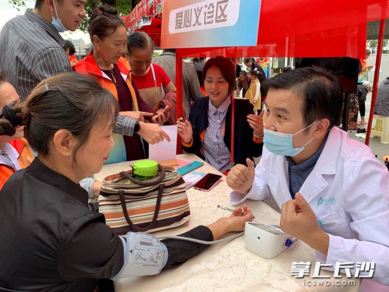 医生在提供爱心义诊服务。