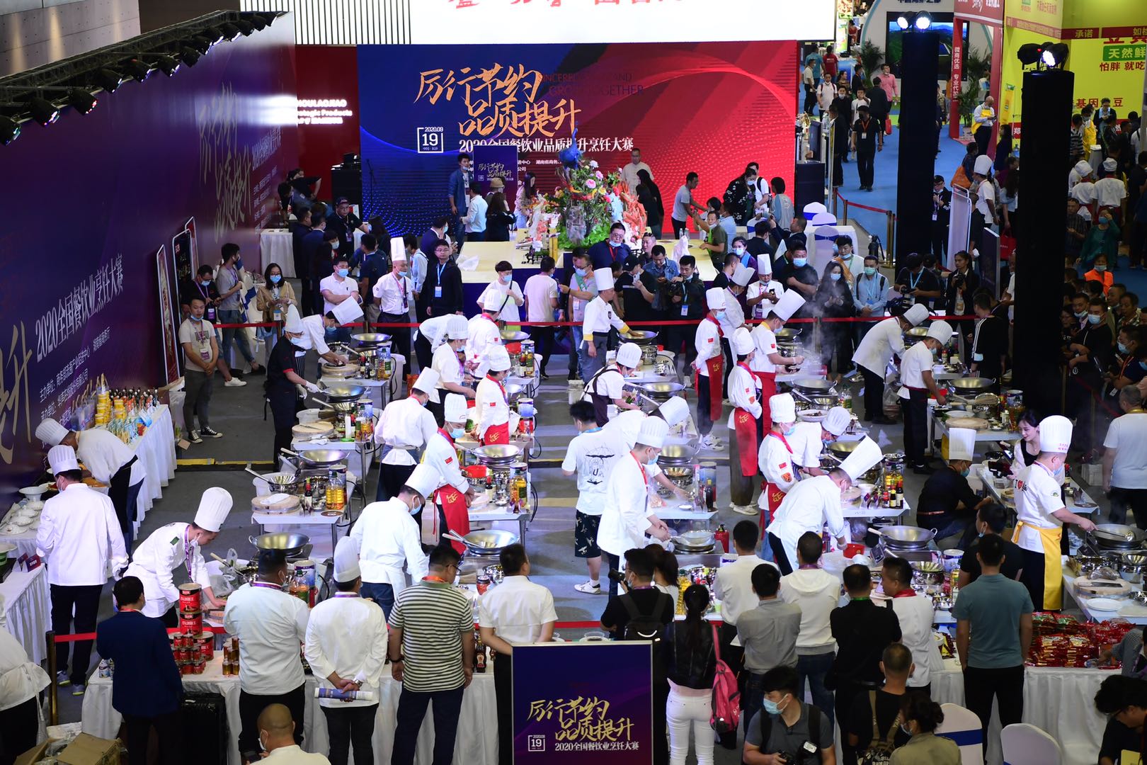 42名厨艺大师在2020全国餐饮业品质提升烹饪大赛上过招。均为通讯员 周佳珉 摄