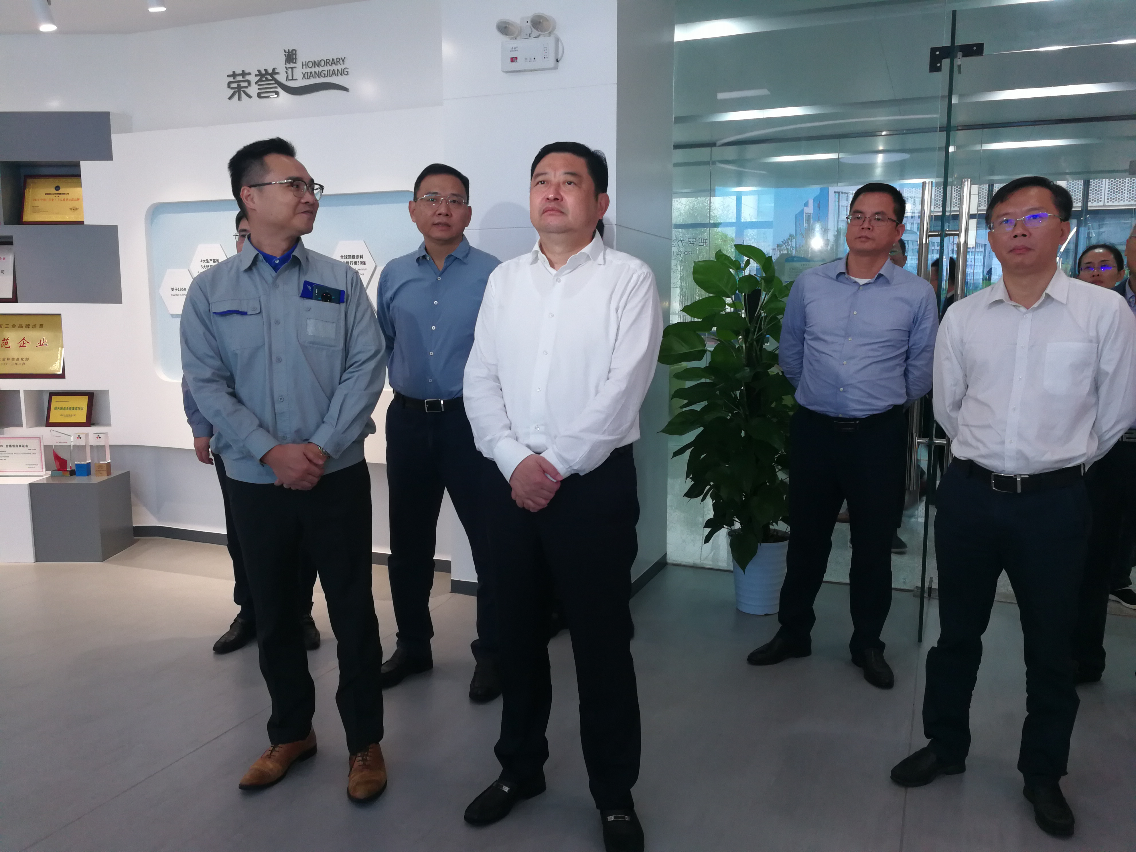 18日，市委常委、常务副市长夏建平带队到园区检查安全生产工作。图为夏建平（中）在望城经开区湖南湘江涂料集团有限公司进行检查。图片均由长沙晚报全媒体记者 黎铁桥摄