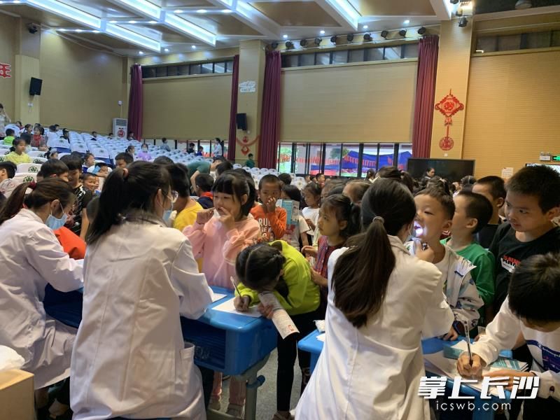 医生走进两所小学开展口腔健康体检，约三分之二的小学生存在口腔健康问题。 均为医院供图