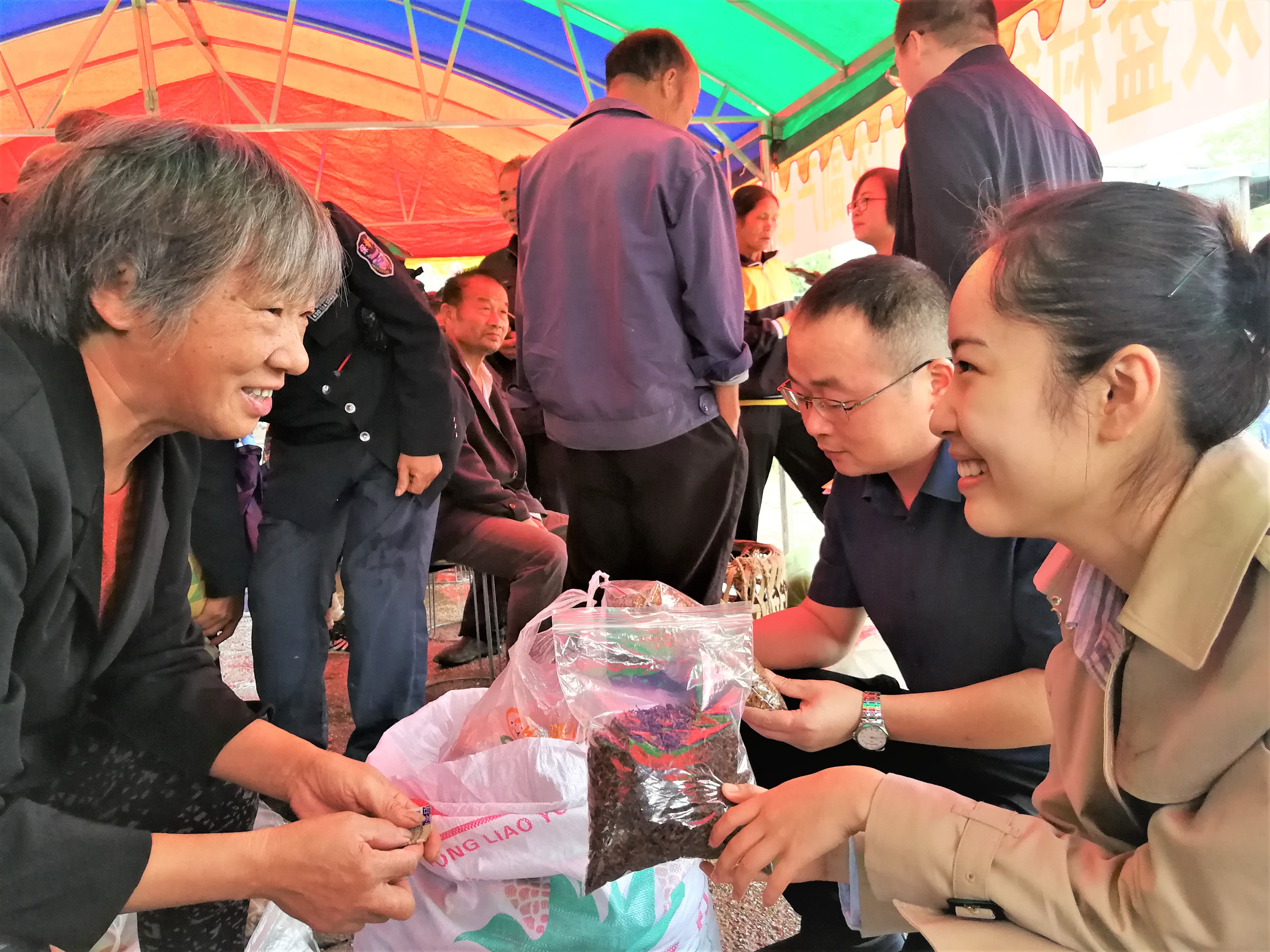 在灰汤镇双盆村，来自帮扶后盾单位双盆小学的刘典钰老师（右一），正忙着将购买的农产品装袋。长沙晚报全媒体记者 张禹 摄