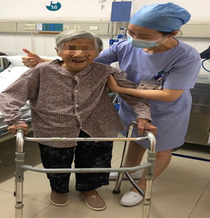 患者术后第二天便能下床走了。医院供图
