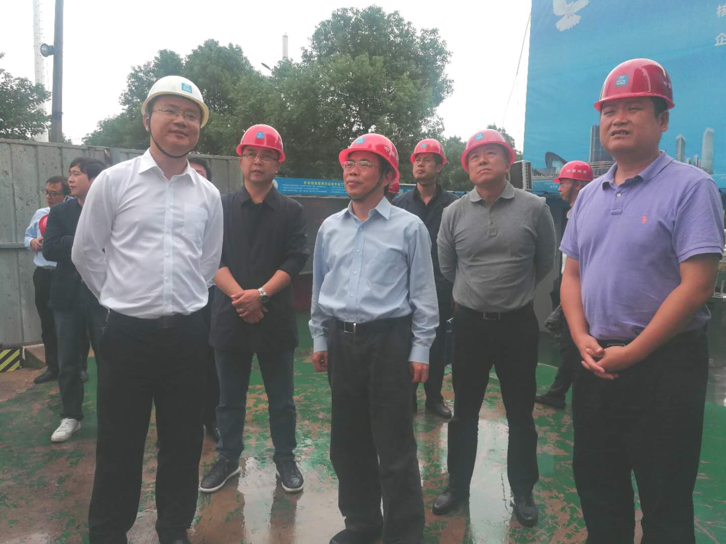 22日，市委常委、市委统战部部长谭小平带队到天心区检查安全生产工作。图为谭小平（中）在华融湘江银行总部建设工地进行检查。   均为长沙晚报全媒体记者黎铁桥摄