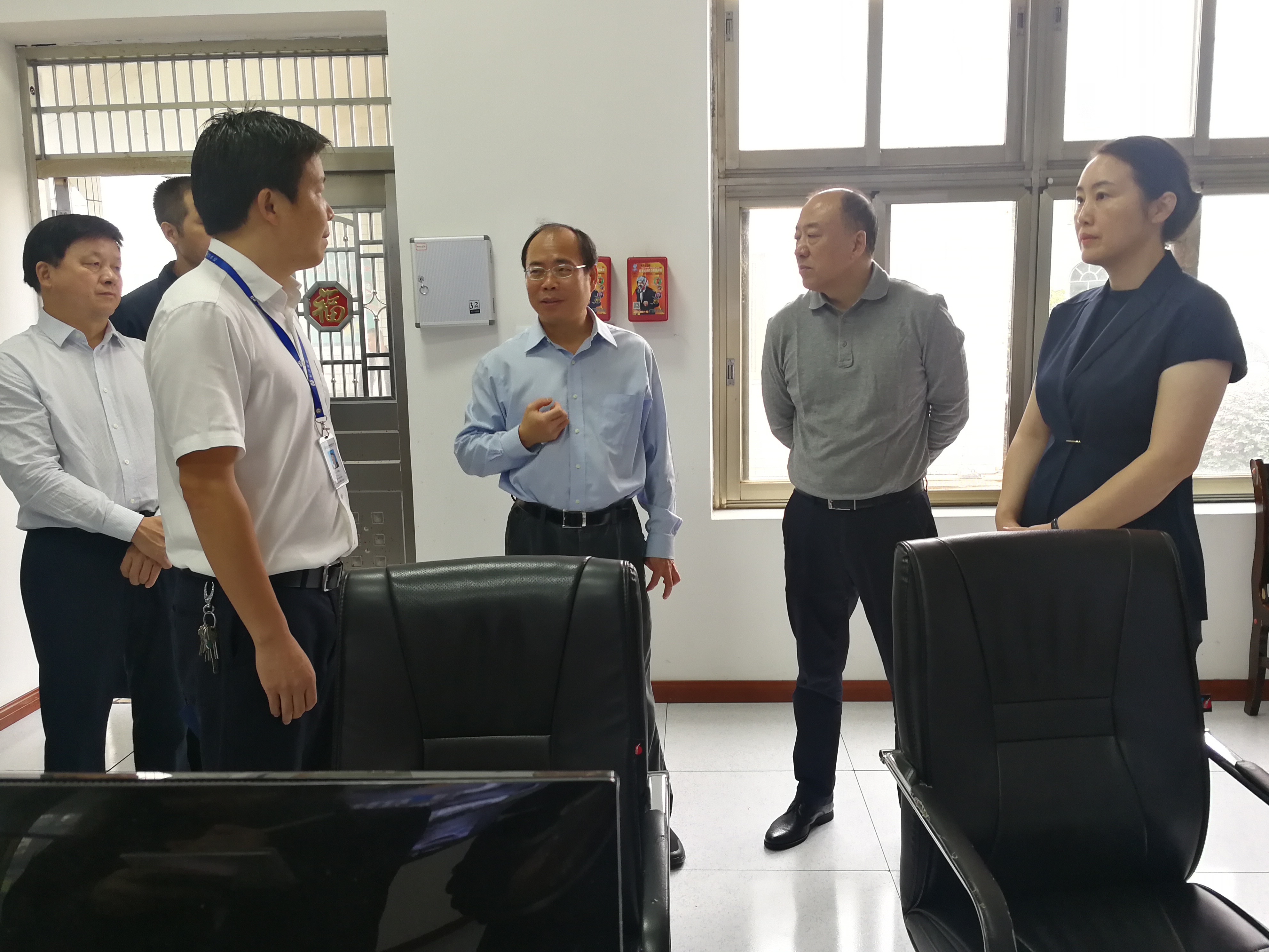 谭小平（中）在长沙供水有限公司猴子石水厂向企业负责人了解安全生产工作有关情况。