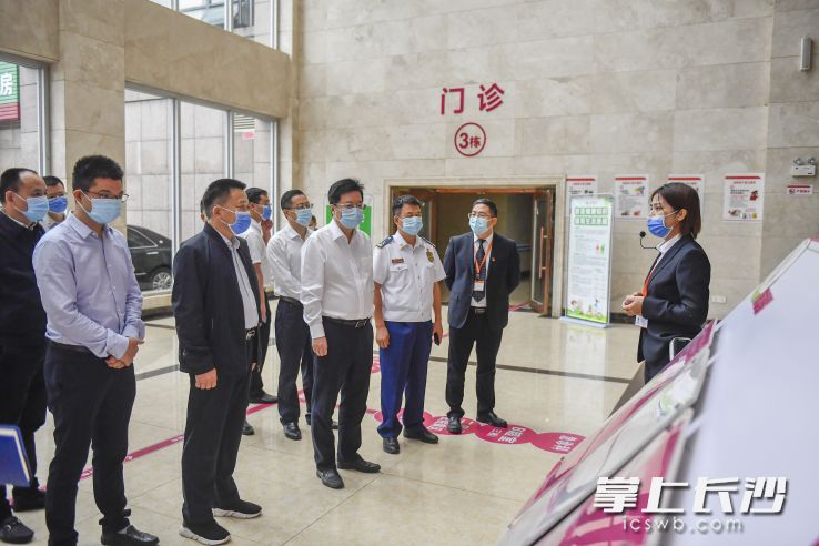 在康乃馨老年呵护中心，胡衡华详细了解消防安全和秋冬季疫情防控工作。长沙晚报全媒体记者 余劭劼 摄