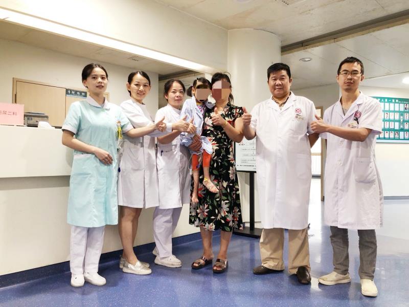 出院时，熙熙为医生叔叔、护士阿姨点赞。