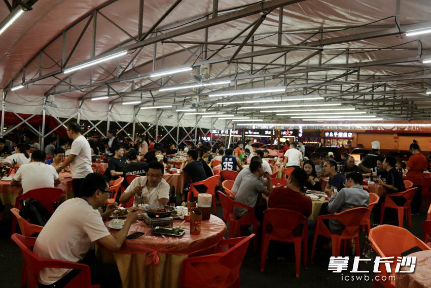 长沙县夜间休闲娱乐消费繁荣。