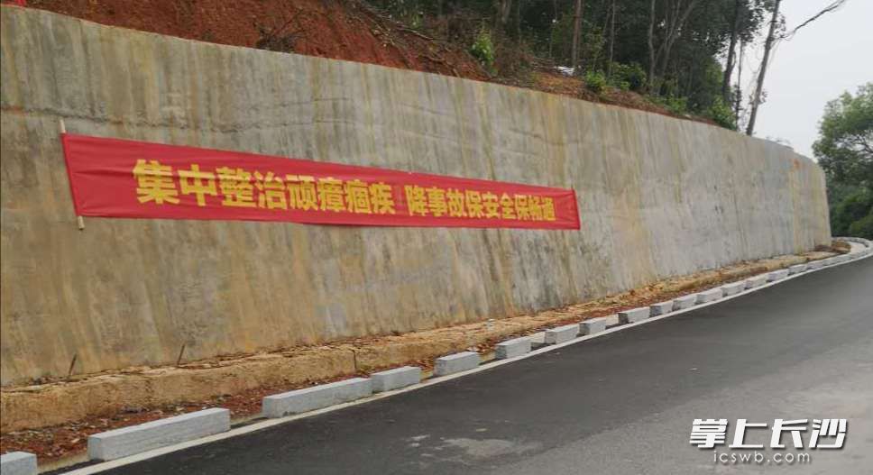小山丘移走了，道路还有了“安全墙”，傍山窄路变坦途。
