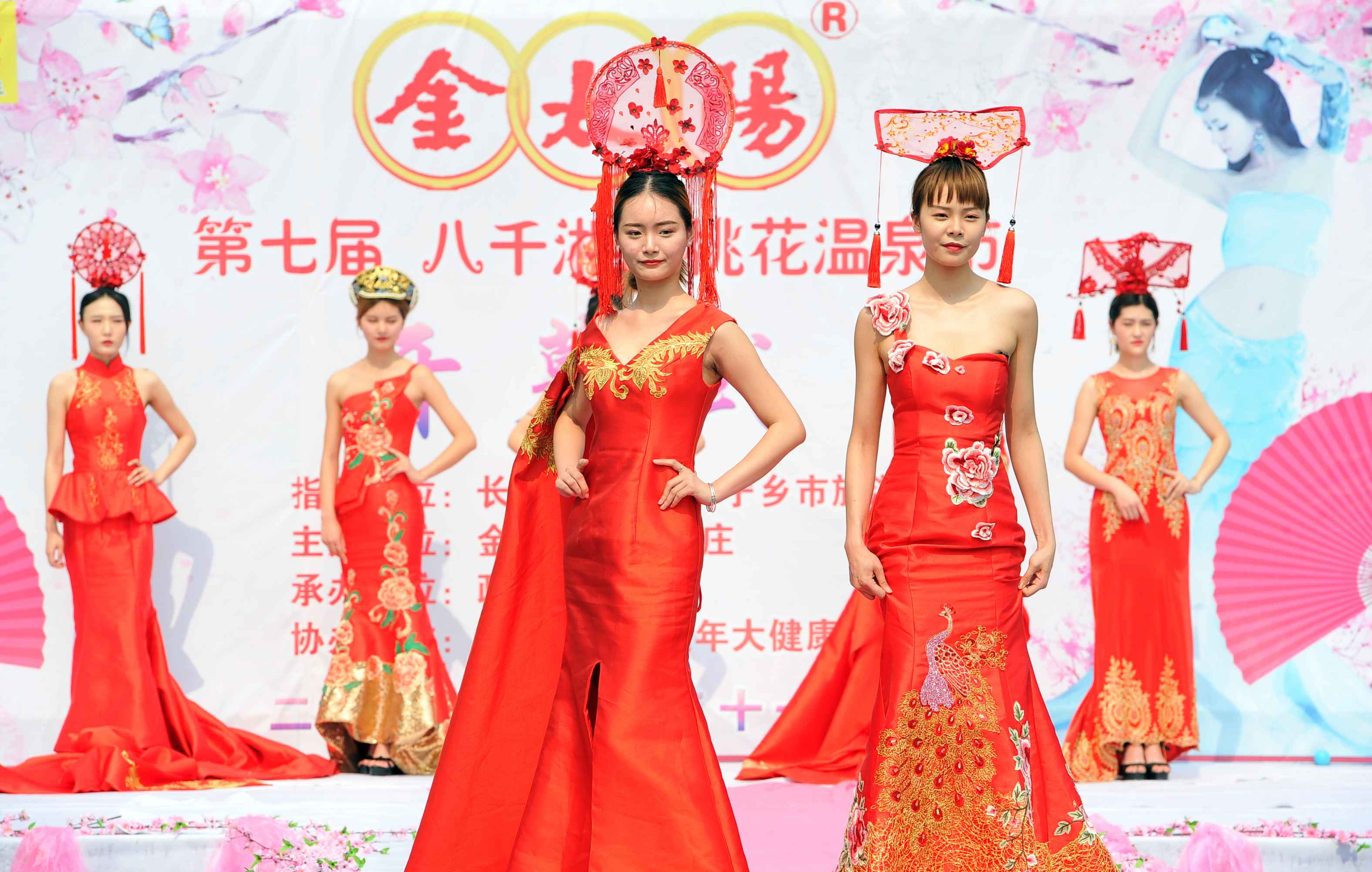 为助推宁乡旅游经济发展，为灰汤温泉品牌赋能，10月2日至4日，“花好月圆 相约灰汤”2020灰汤温泉民谣音乐节在灰汤举行。  均为长沙晚报全媒体记者贺文兵摄