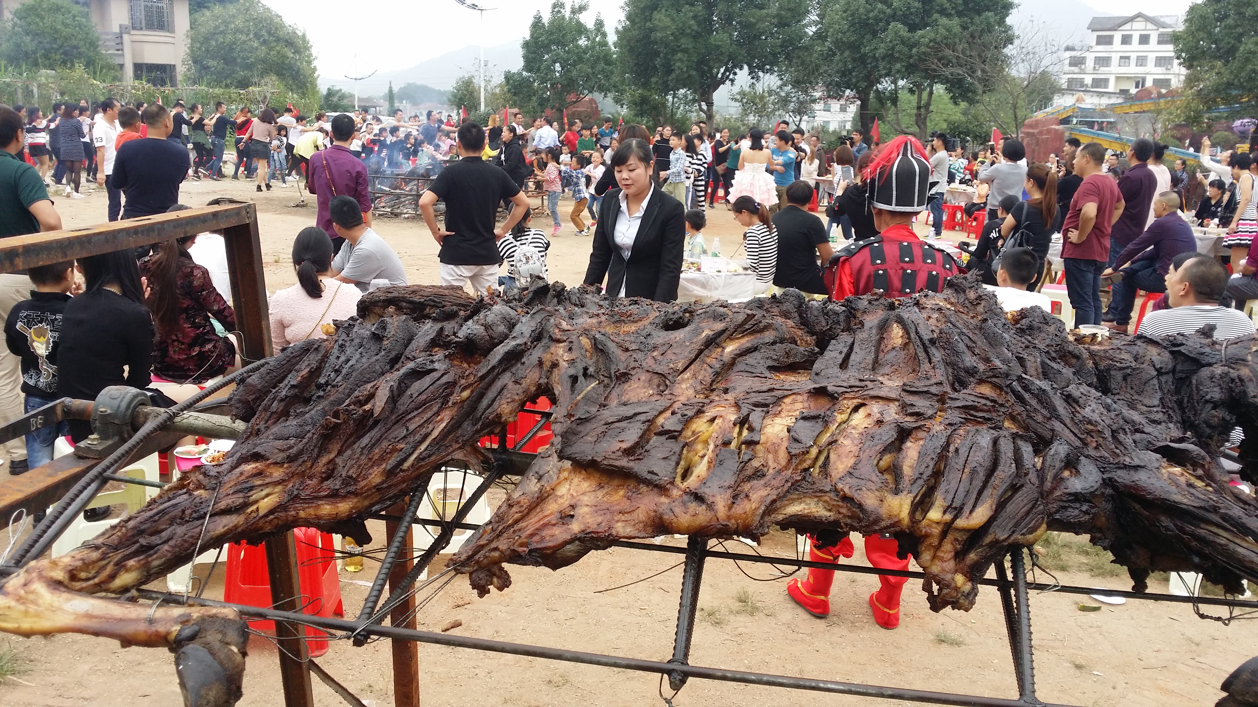 灰汤金太阳温泉农庄的美食节的烧烤美食让游客大饱口福。