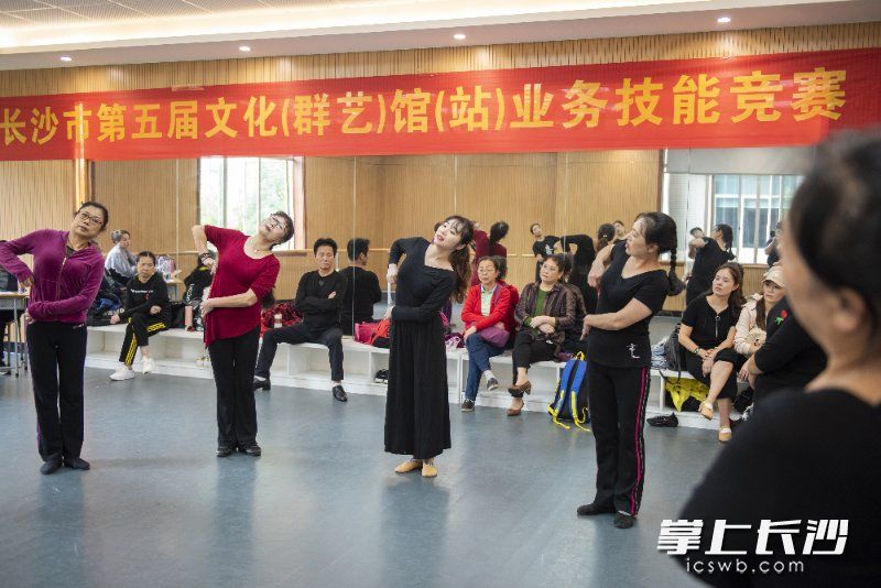 群文辅导比赛。