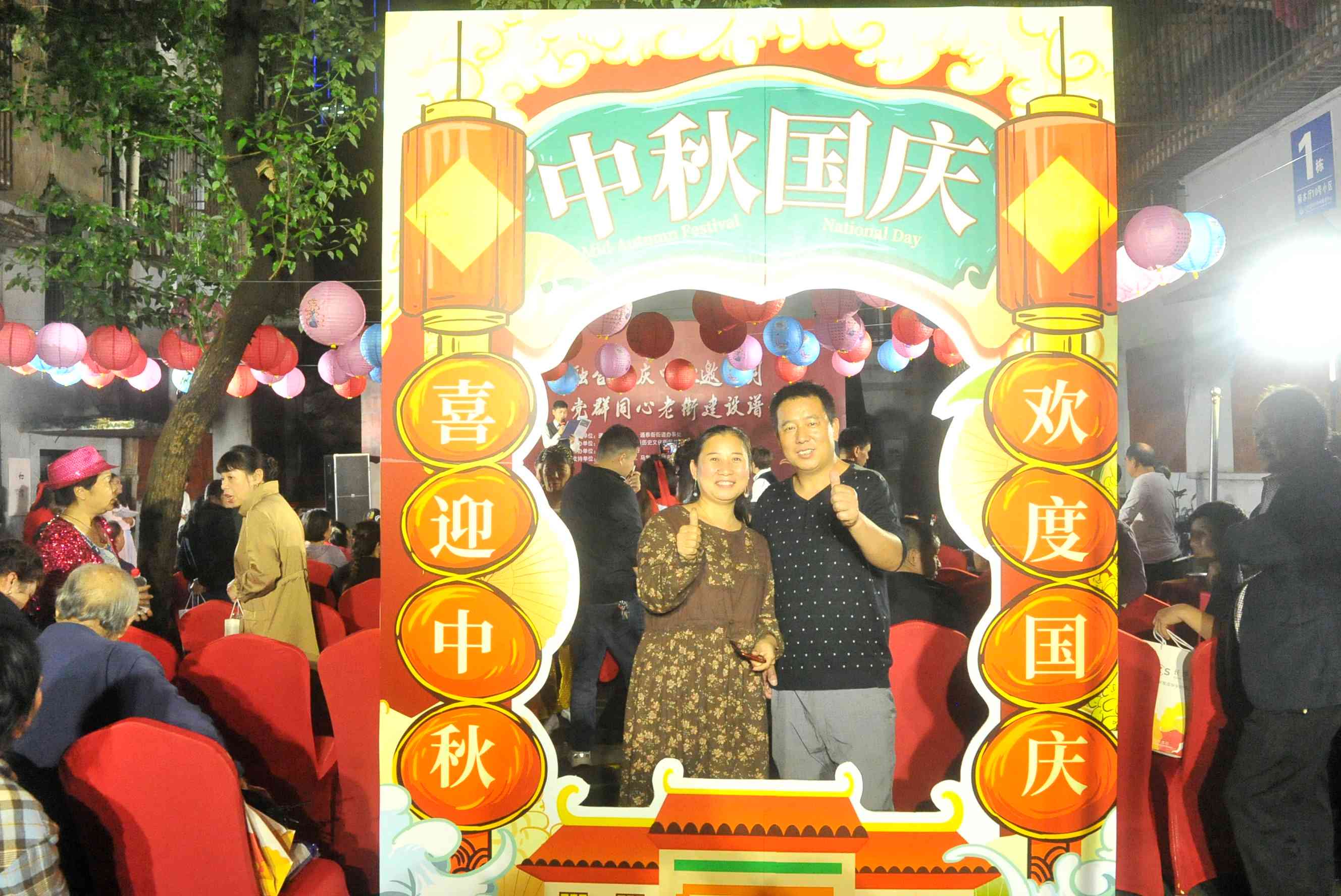 一对原居民夫妇受邀“回家”，欢喜打卡。