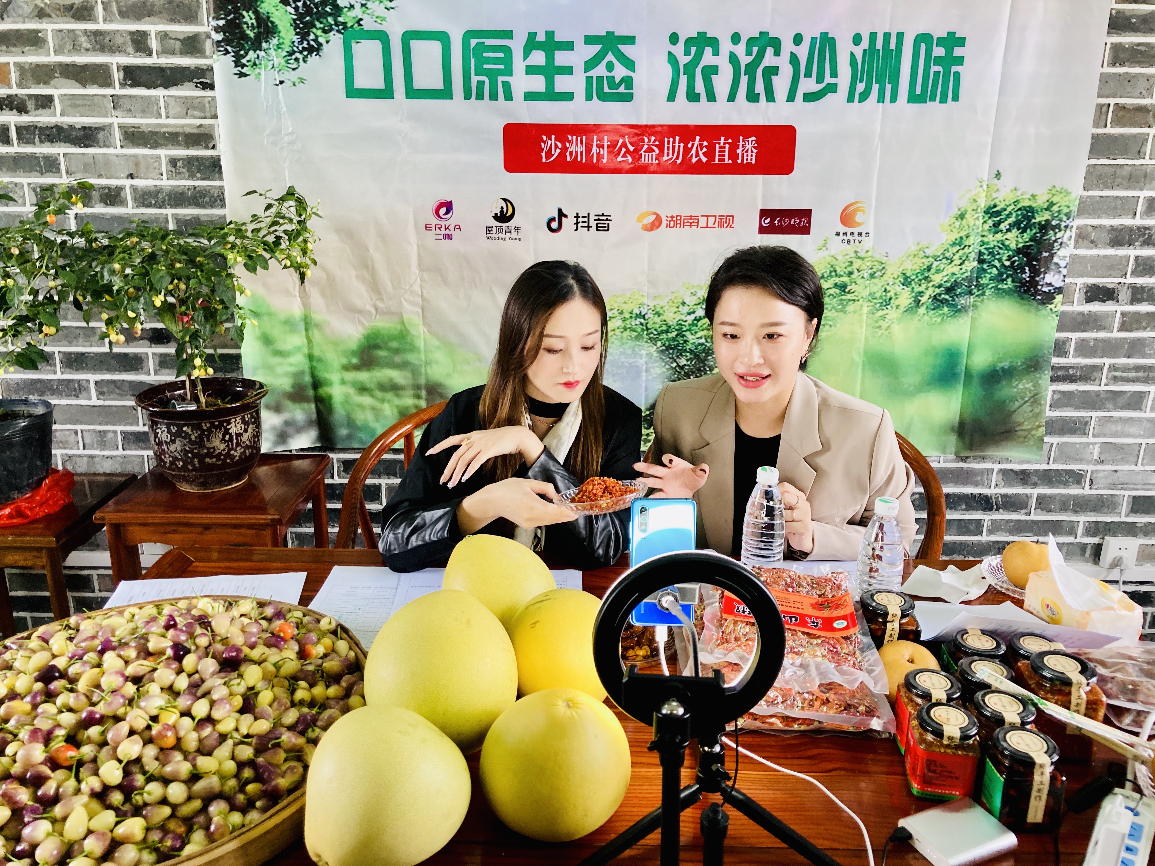 直播环形灯下，“网红”小姐姐一番活色生香的带货，沙洲村的土产水果引发热卖。 均为长沙晚报全媒体记者李卓摄