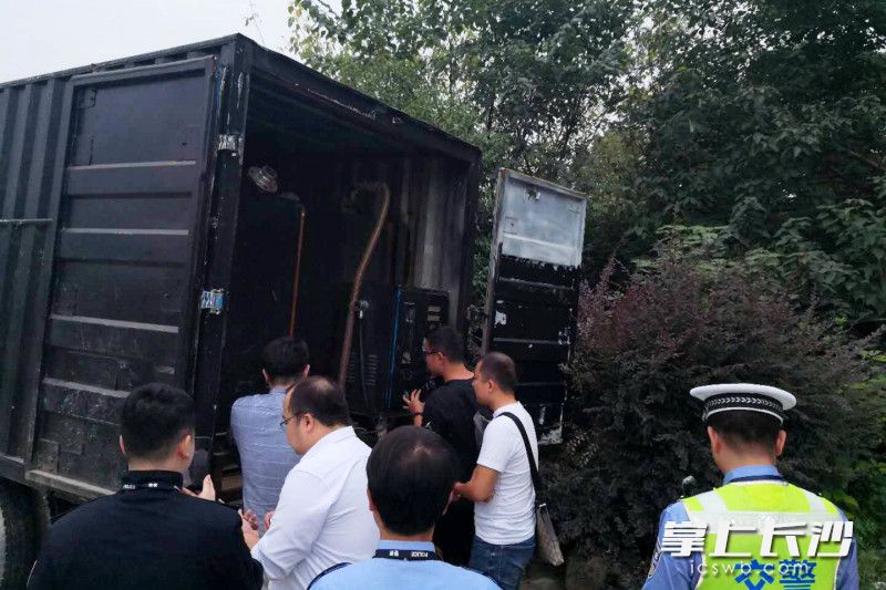多部门合力处置非法改装的加油货车。均为长沙应急供图