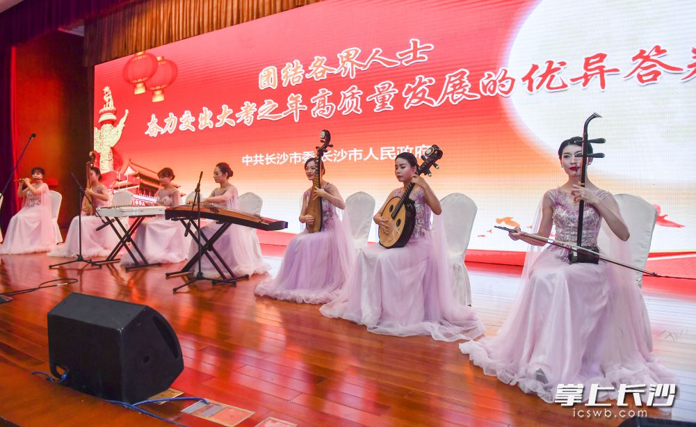 茶话会前，文艺工作者演奏传统乐器。长沙晚报全媒体记者 余劭劼 摄