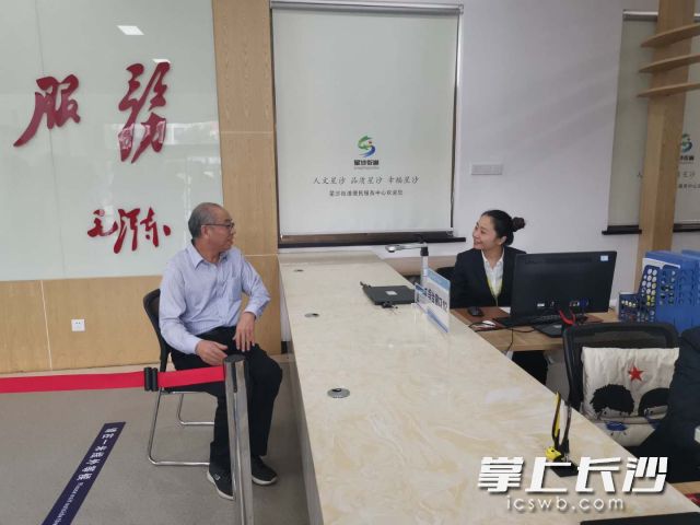 政务服务窗口一窗通办，在街道，如今群众办事，只须进一个窗。长沙晚报全媒体记者 颜家文 摄