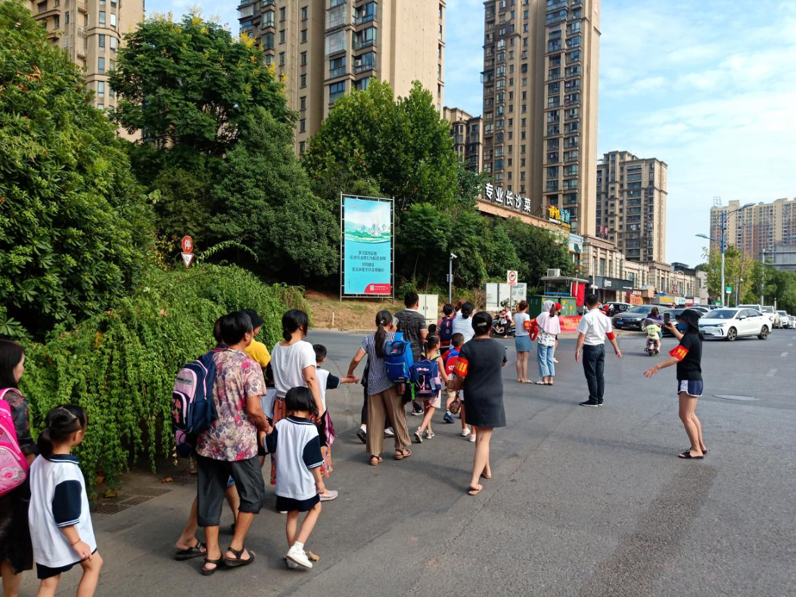 家长志愿者成立了“护学队”。