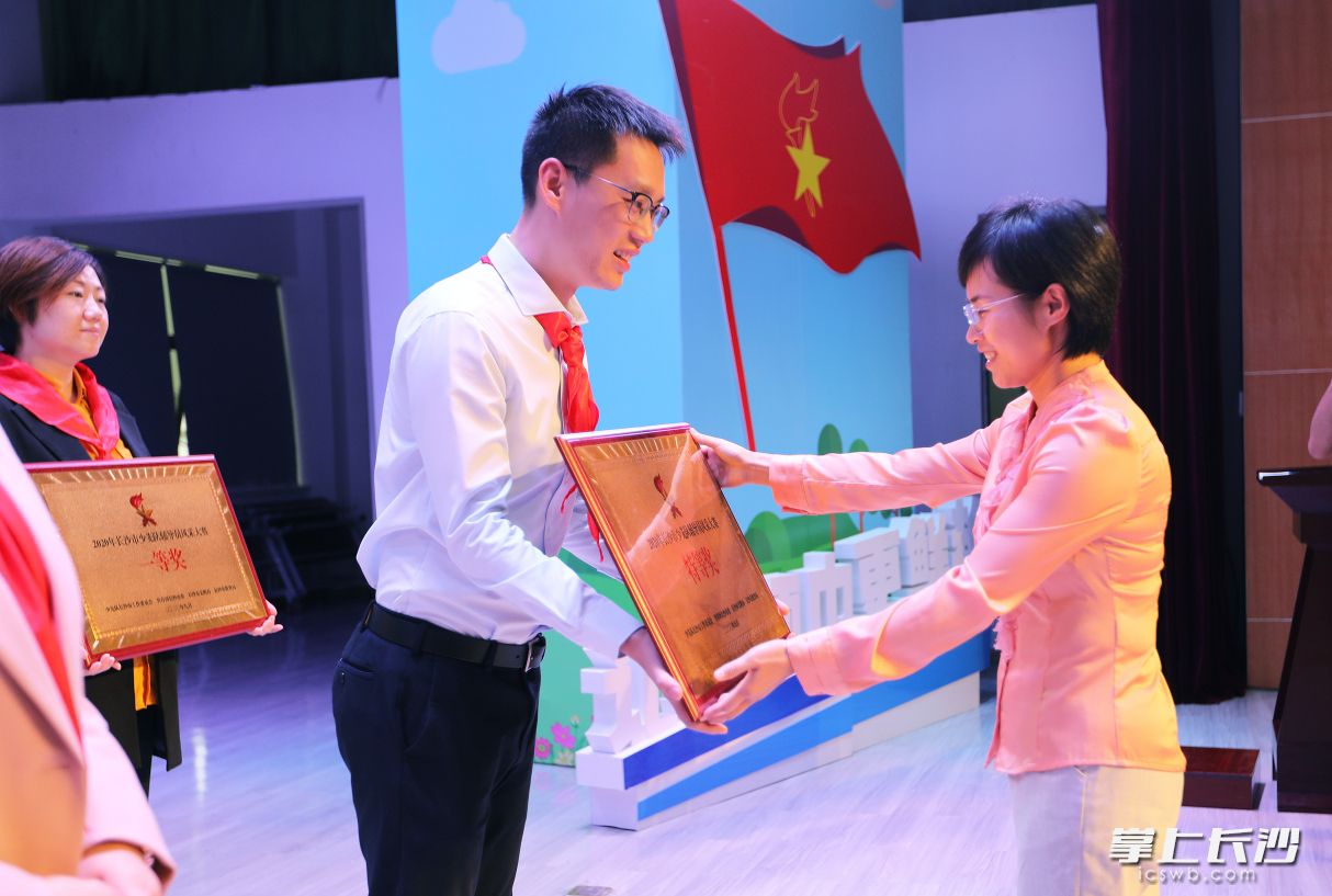 团市委书记叶妙为获奖团队颁奖。