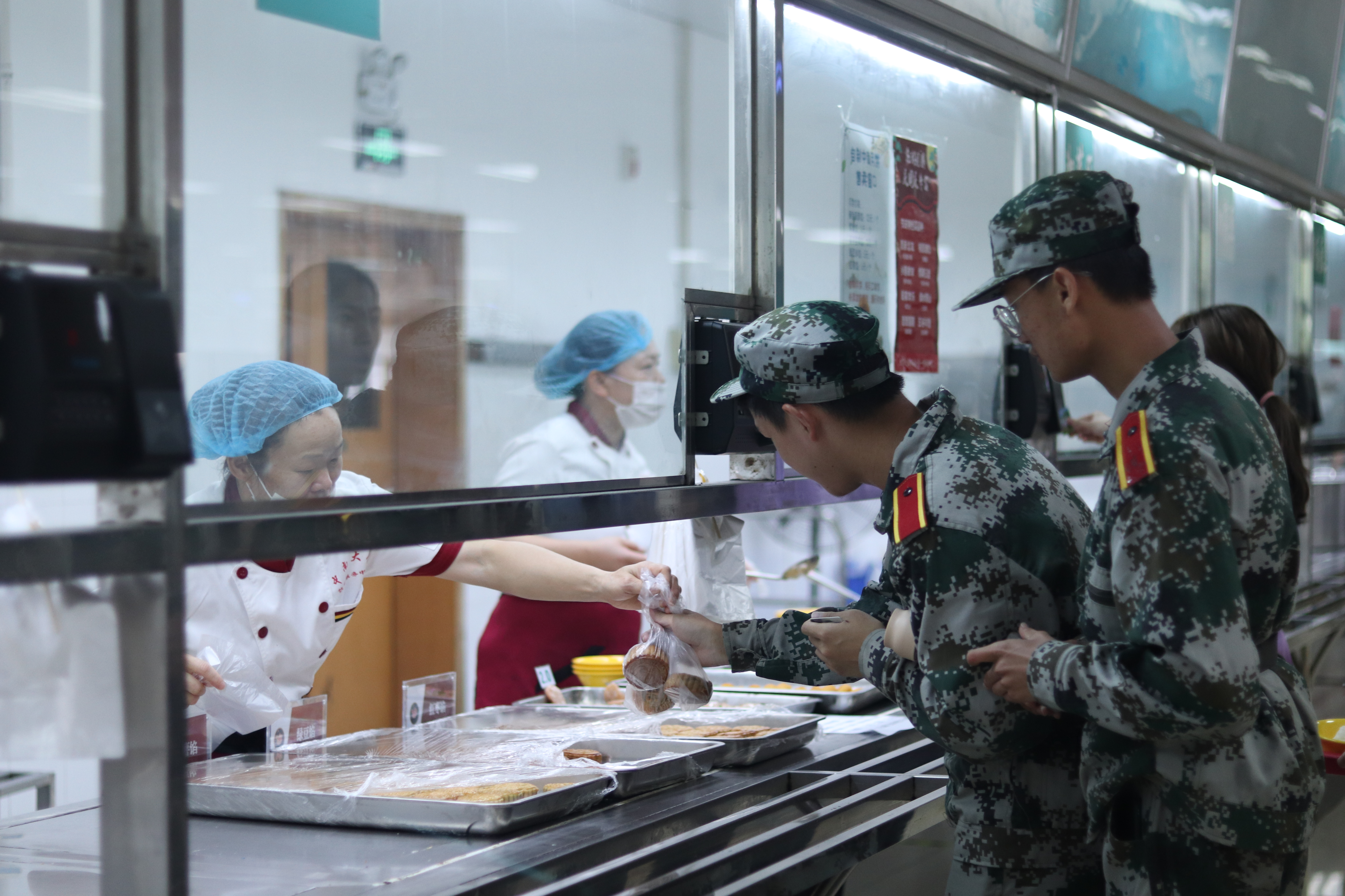 在中南大学食堂，新生正在购买月饼。均为长沙晚报通讯员 陈婷 王轩 摄影报道